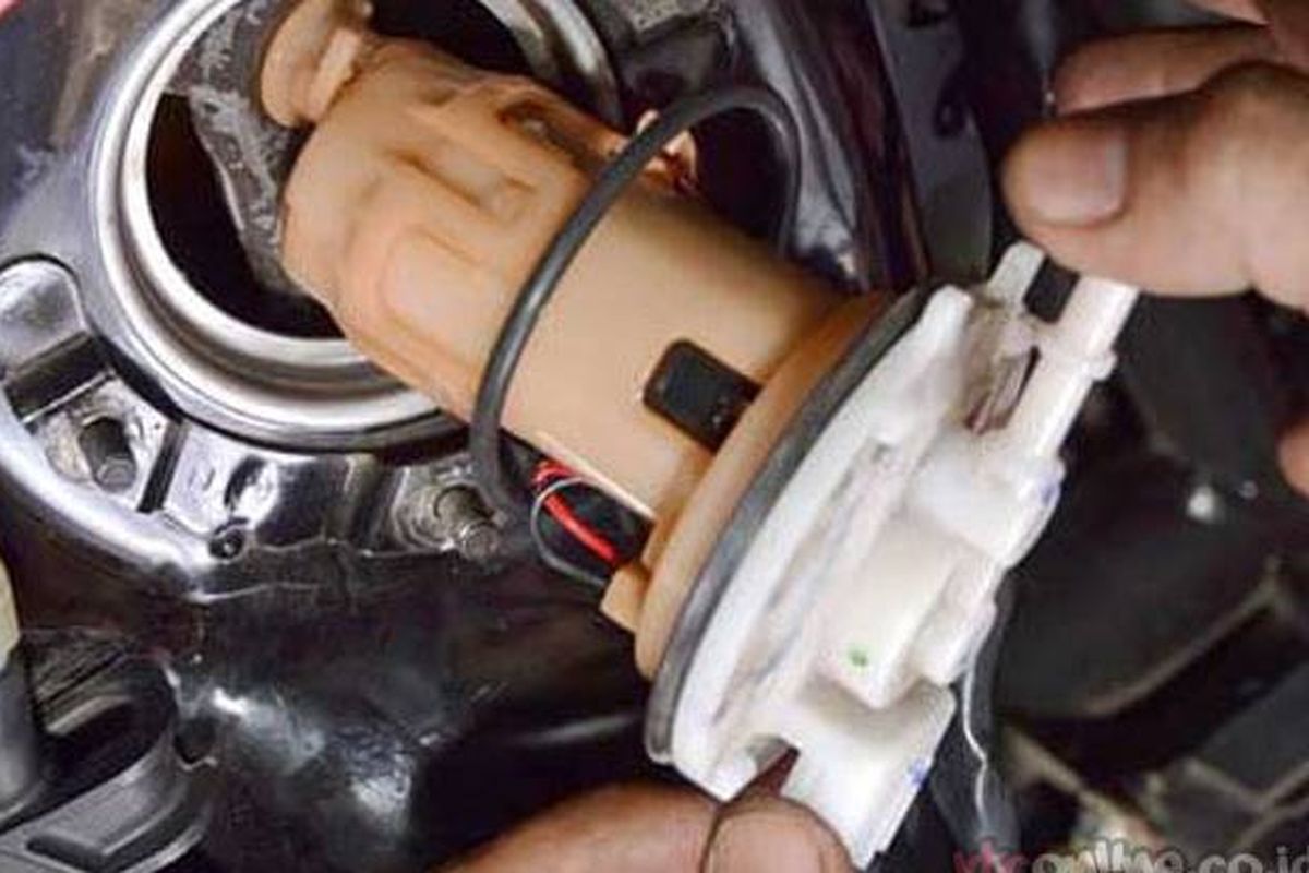 Ketahui kapan waktu yang tepat untuk ganti filter bensin motor. Simak tanda-tanda filter perlu diganti agar motor tetap prima.